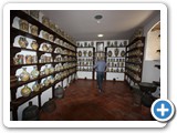 016 Antica farmacia con corredo di vasi maiolicati